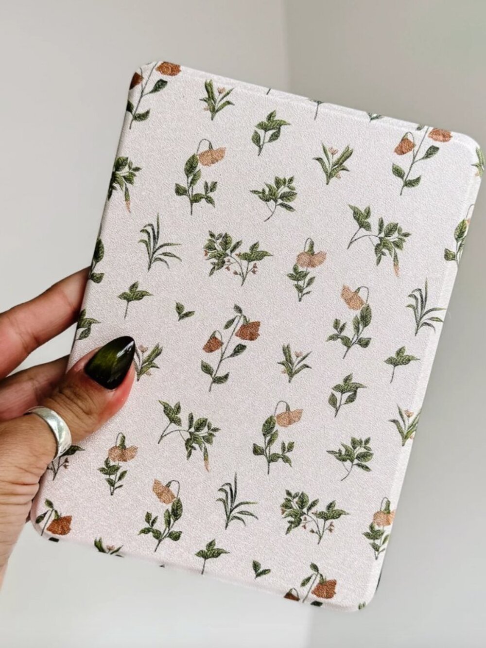 Page the Shop "Fern and Fauna" Kindle Oasis Case (9th/10th Gen) — Like New - Picture 4 of 4